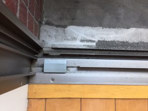 サッシ清掃作業前