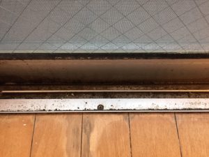 サッシ清掃作業前